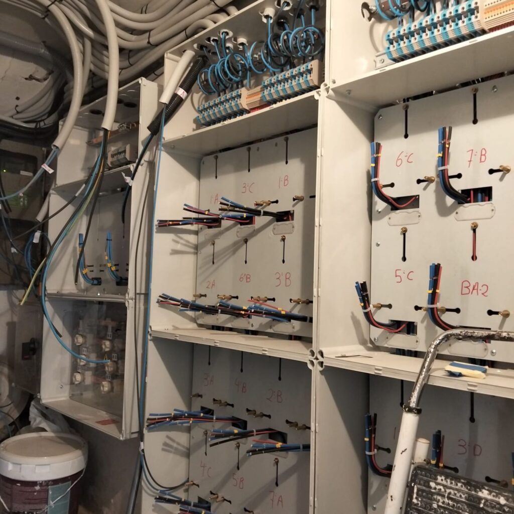 Instalador eléctrico revisando documentación técnica con una ingeniería de soporte