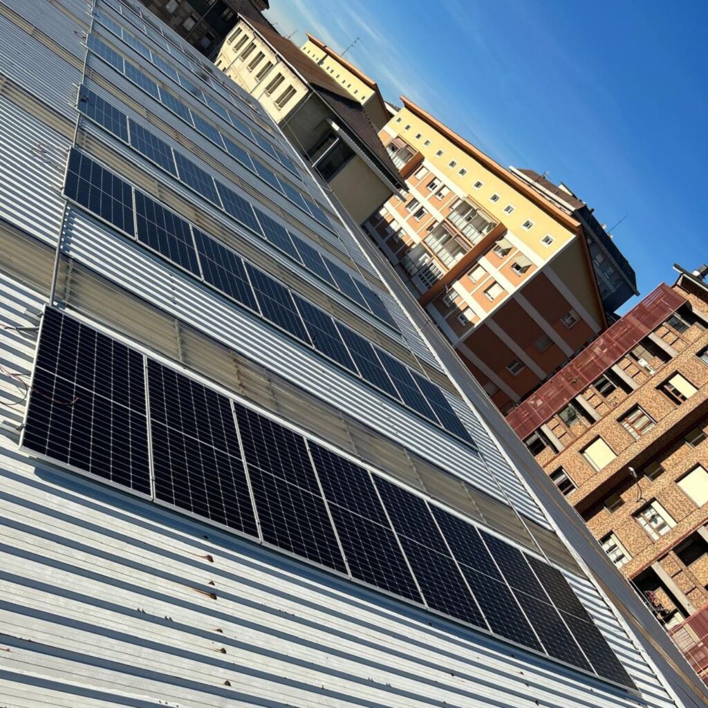Inversor y protecciones de una instalación fotovoltaica documentados para el expediente con la distribuidora