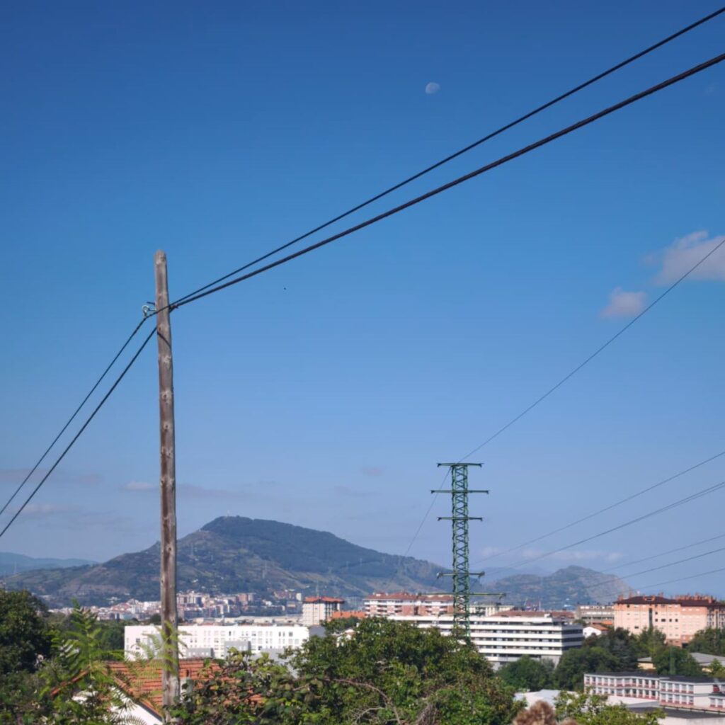 Línea eléctrica aérea sobre apoyos de madera pendiente de soterramiento en Bizkaia
