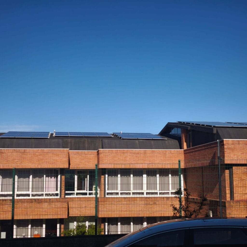 Placas solares de autoconsumo colectivo en la cubierta de un edificio de viviendas en Bilbao