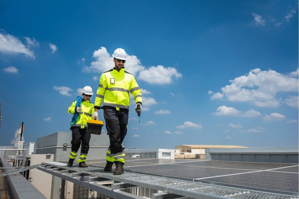 Director de obra supervisando una instalación eléctrica en cubierta