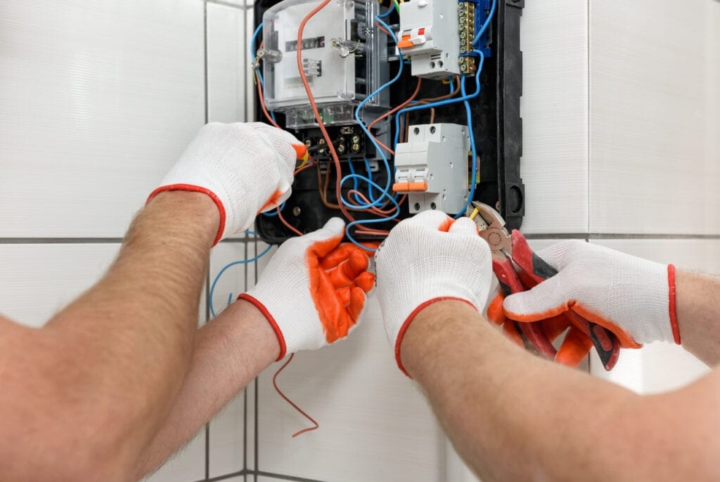 Cuadro eléctrico terminado con protecciones y cableado ordenado