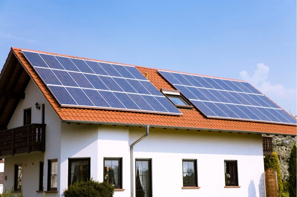 Vivienda unifamiliar con placas solares de autoconsumo