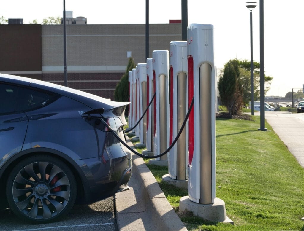 Coche eléctrico cargando en un punto de recarga