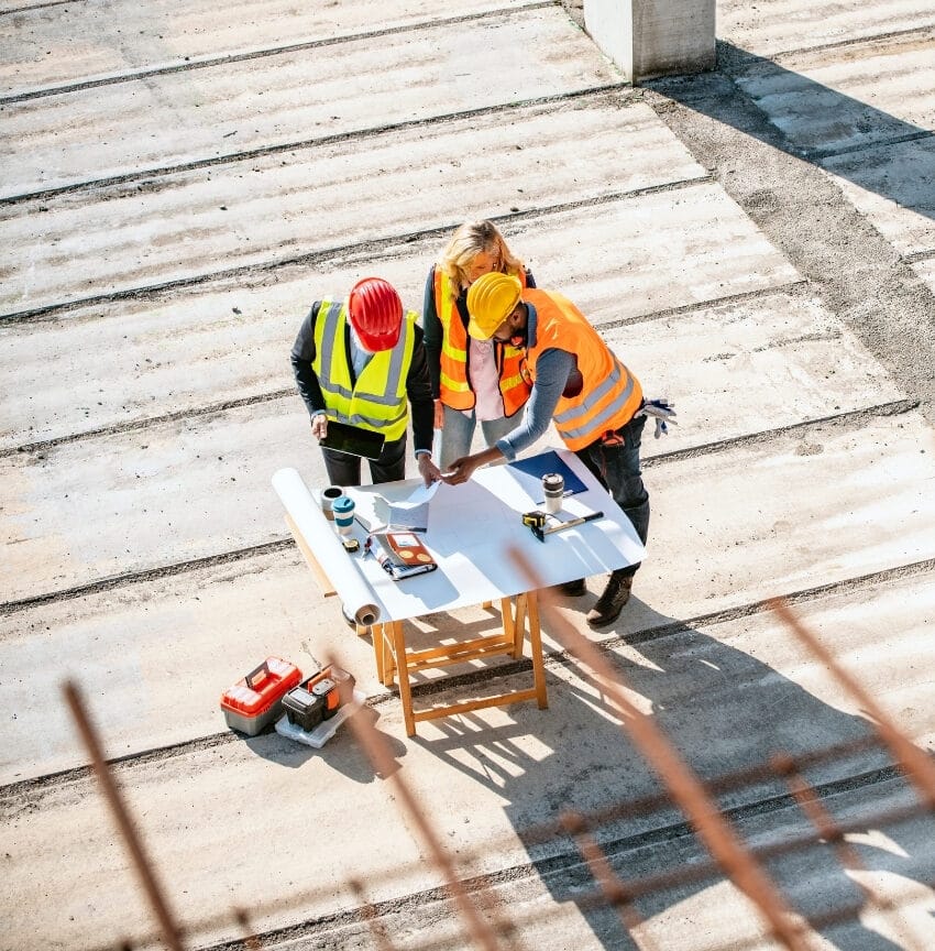 Dirección de obra eléctrica: técnicos revisando planos en obra