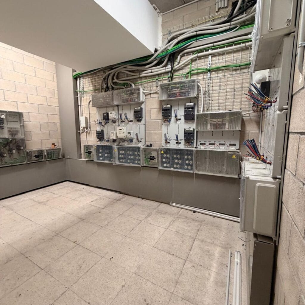 Ingeniero analizando planos y potencia disponible para un estudio de viabilidad eléctrica