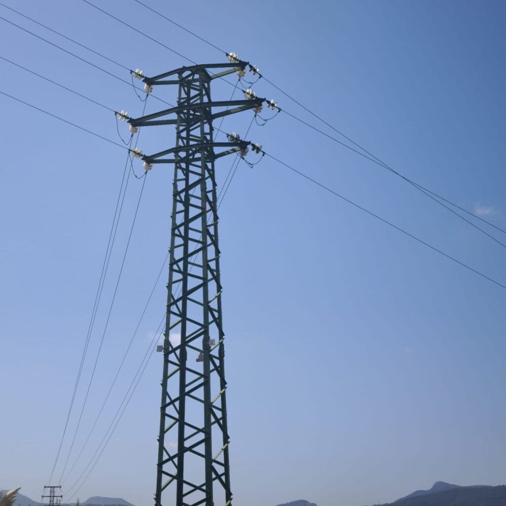 Ingeniera eléctrica gestionando un expediente con la distribuidora i-DE desde la oficina