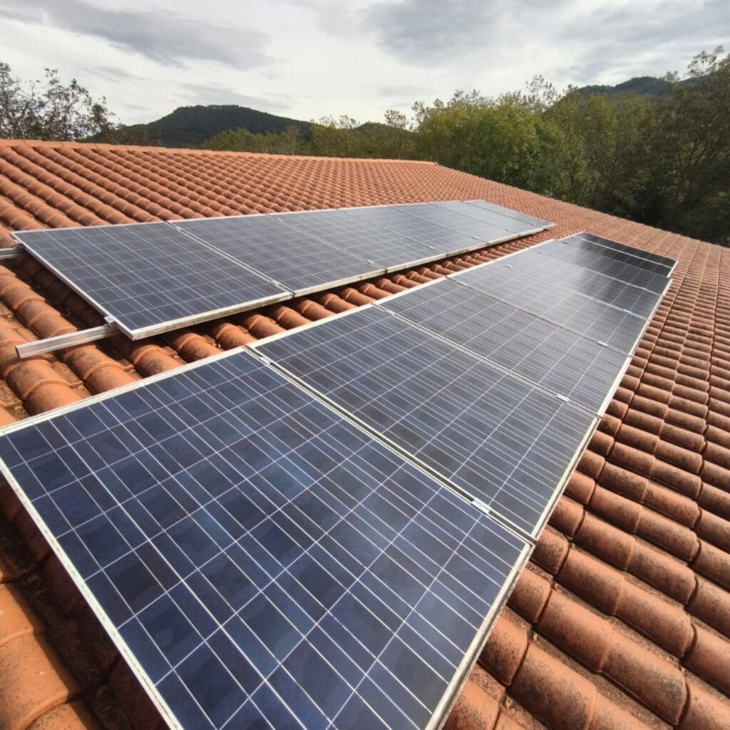 Placas solares de autoconsumo instaladas sobre el tejado de una vivienda en el País Vasco