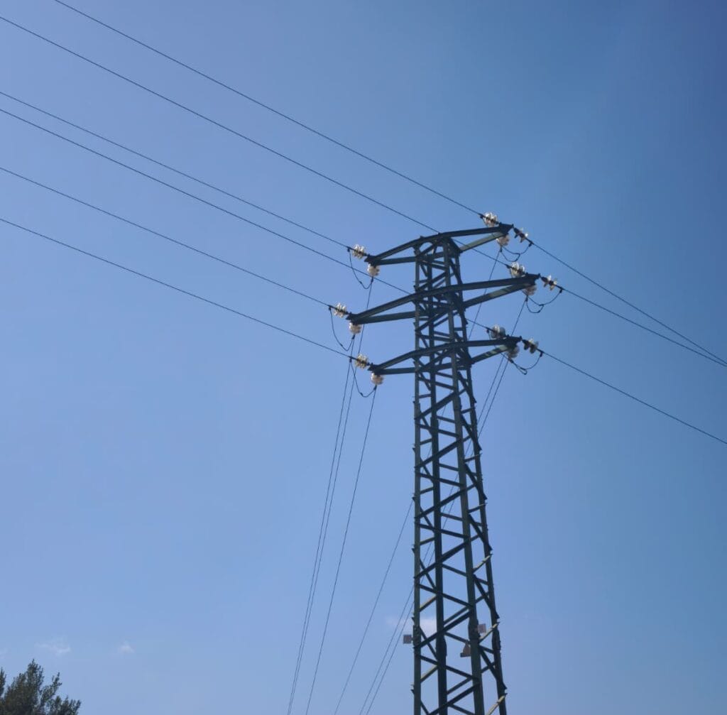 Ingeniero de Griddex revisando una línea de media tensión en obra