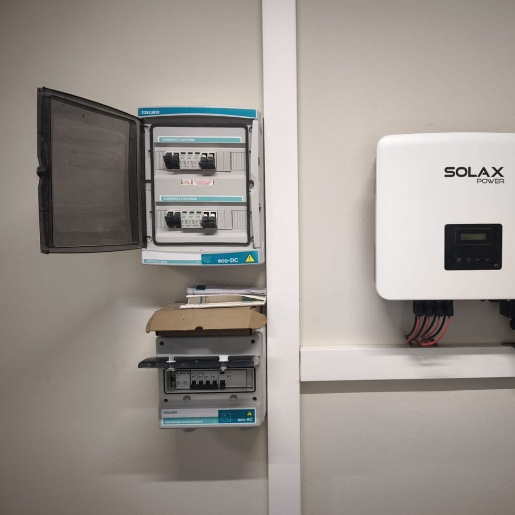 Ingeniero revisando la memoria técnica de diseño de una instalación eléctrica de baja tensión