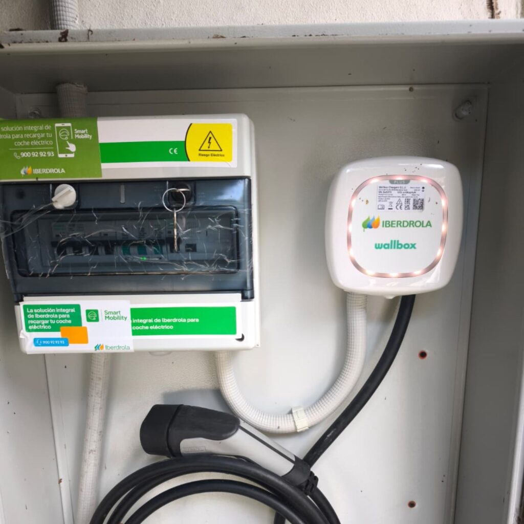Punto de recarga de vehículo eléctrico instalado en el aparcamiento de una empresa en Euskadi