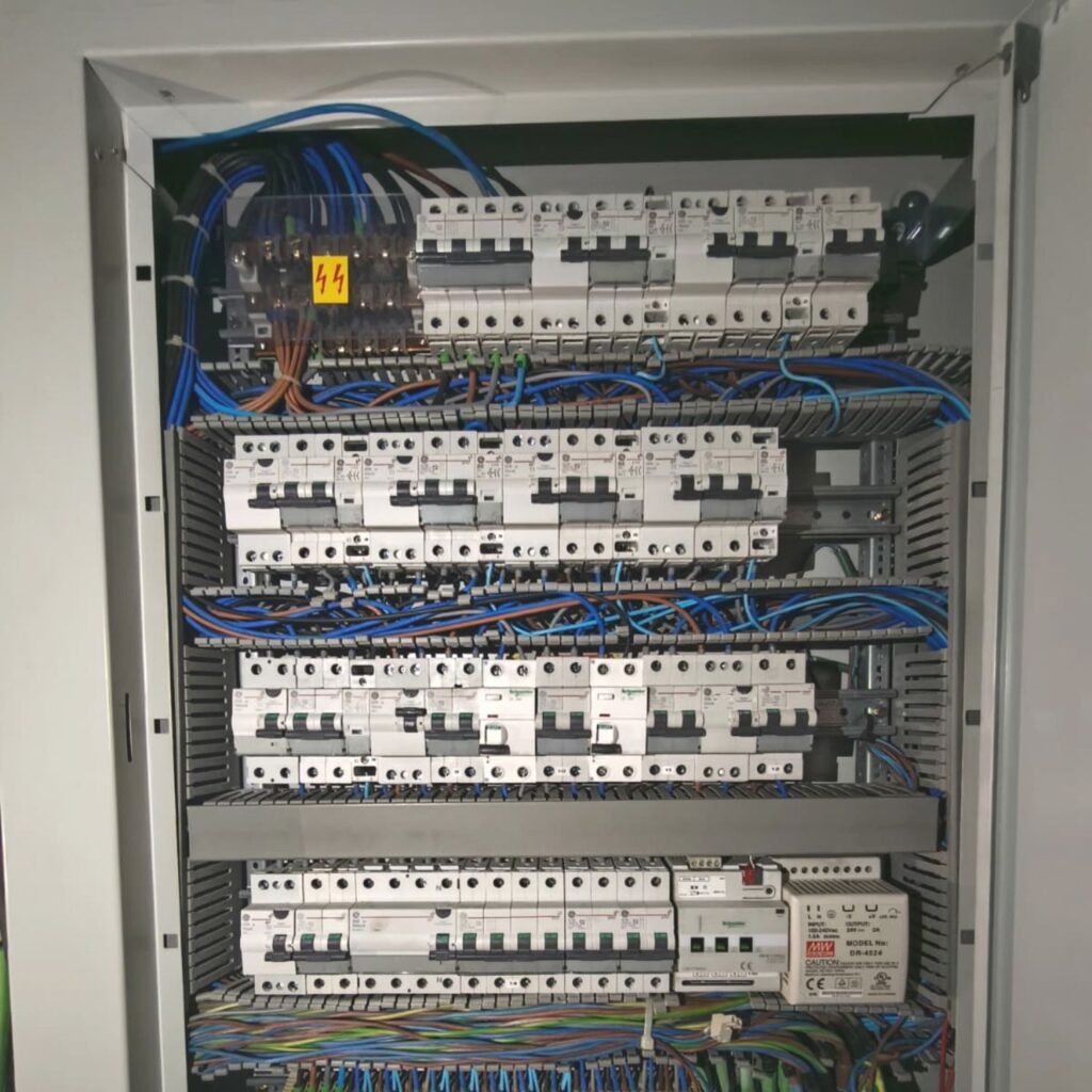 Cuadro eléctrico ampliado tras el redimensionamiento de una instalación por aumento de carga